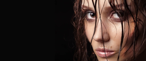 twarz modelki z mokrymi włosami