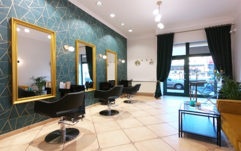 Eleganckie wnętrze salonu urody z nowoczesnymi fotelami fryzjerskimi